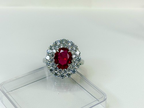 Oval cut natural ruby - ct,